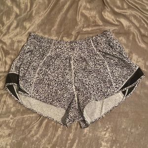 Lululemon hotty hot shorts 2.5 inch